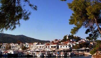 800px-Skiathos_harbor