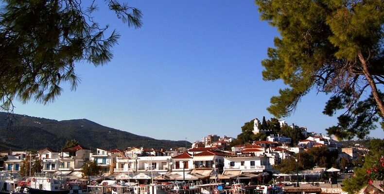 800px-Skiathos_harbor